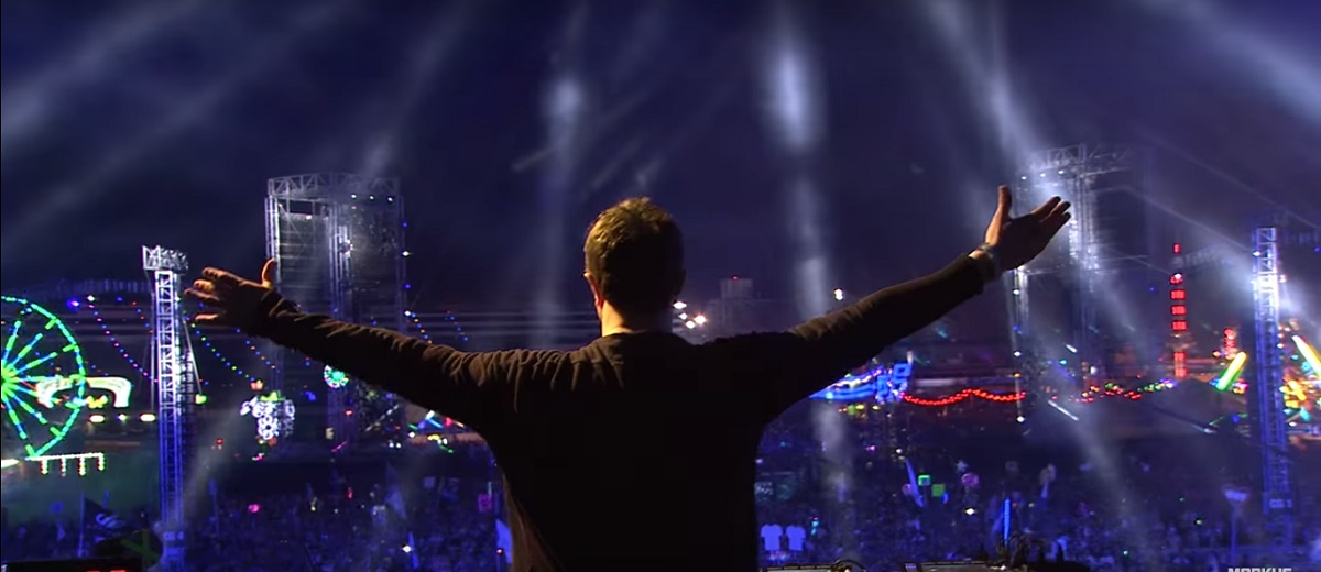 Image: Markus Schulz performing live at Electric Daisy Carnival in Las Vegas